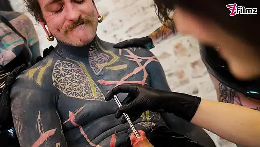 3 lateks kadın egemenliği dövmeli köleyi domine ediyor - ses, ureta parmaklıyor, dominatrix