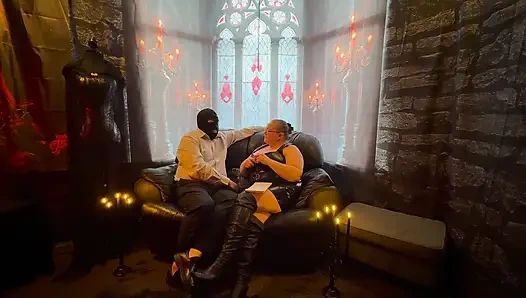 Domina Satana yeni bayan Marie ile röportaj yapıyor.