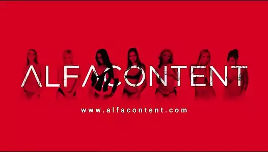 Çoraplı seksi bir esmer kalın bir yarak emmeyi seviyor