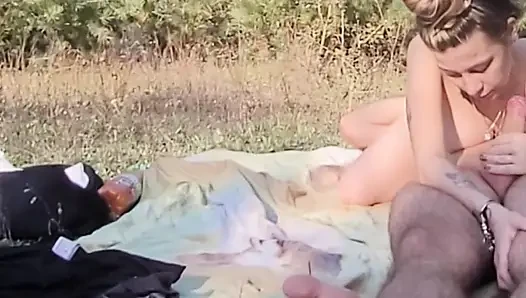 Açık havada gırtlağına kadar halka açık oral seks