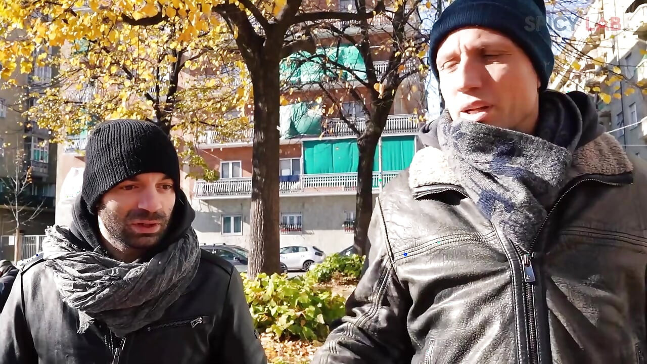 İki şanslı turist Belçikalı bir kızı sikiyor