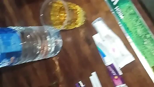 Hintli kız yüzüne ateşli döl alıyor