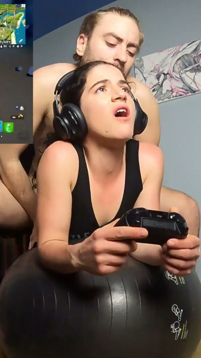 Oda Arkadaşı Gamer Orospu Vanessa Cliff'i Fortnite Oynarken Sikiyor - Cliff Media | Bölüm 1
