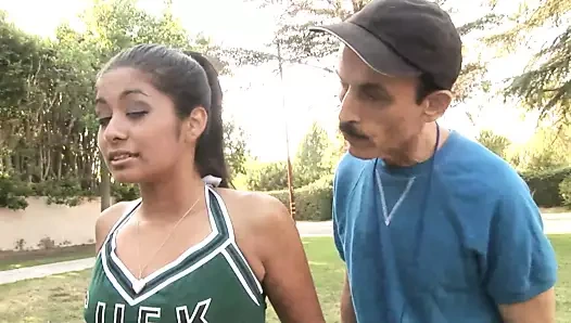 Büyük yaraklı yaşlı adam ateşli egzotik amcığı alıyor