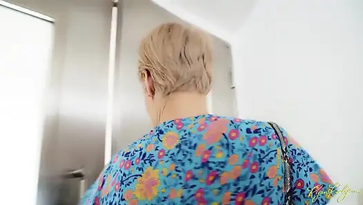 Komşu orta yaşlı seksi kadın binmek istiyor - Ryan Keely