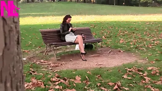 Parkta siyah patentli pompalarda sarkma