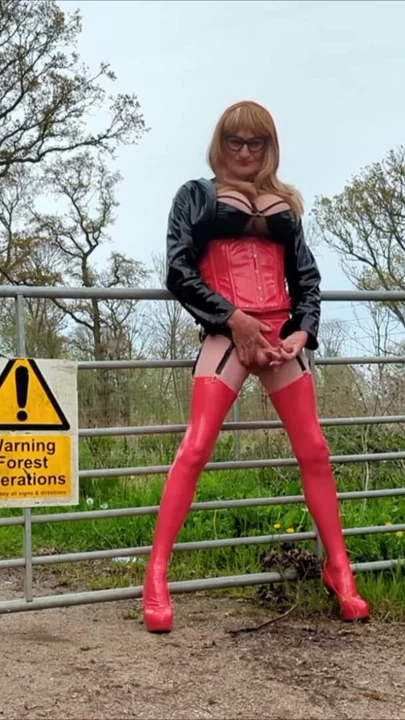 Tranny Gina Dışarıda İşiyor, 31 Çekiyor, Poz Veriyor | Bölüm 1