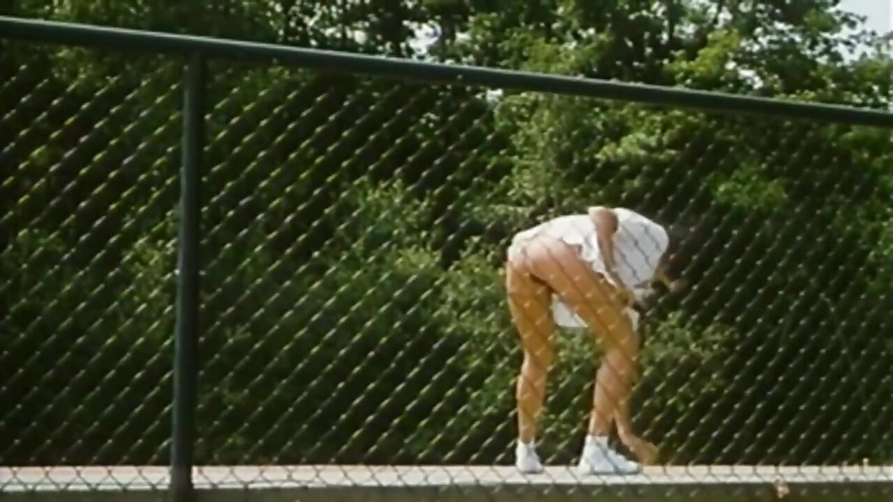 Marilyn Jess kızların tenis oynamasını izlerken azıyor