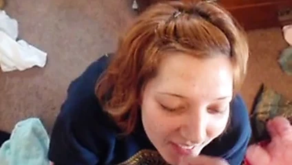 Kız alır the boşalmak üzerinde ona dil ve çene