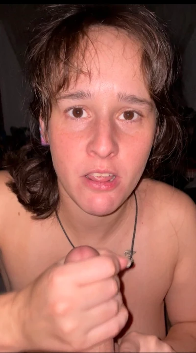 Жена сосет и дрочит мой член, пока я не отстрелю огромный камшот