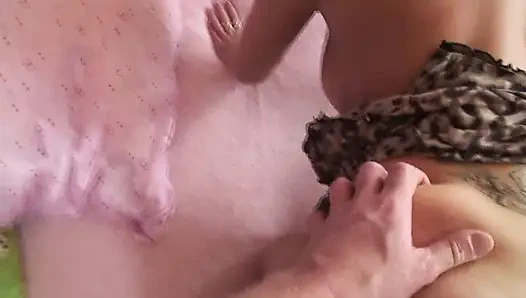 Onun yarağını emdim ve kendimi gırtlağına kadar siktim