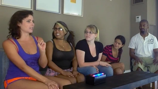 Heyecanlı beş kişilik striptiz oyunu