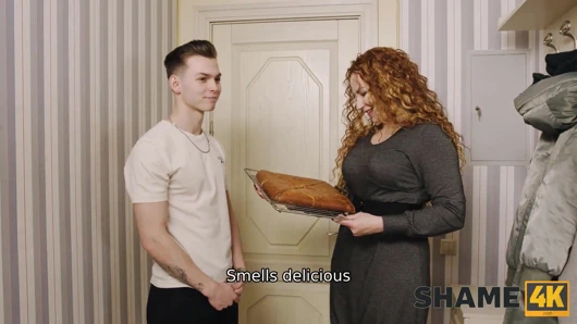 Utanç4k. güzel milf harika bir komşu olmaya çalışıyor