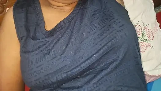 Orta yaşlı seksi kadın evde romantik video