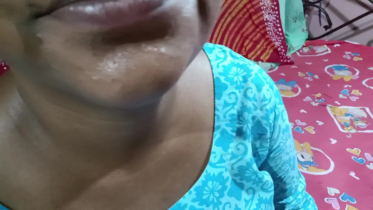 पैसे इकट्ठा करने वाली महिला एजेंट सीनियर के साथ सेक्स कर रही है