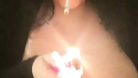 Sigara içiyor ve memeler