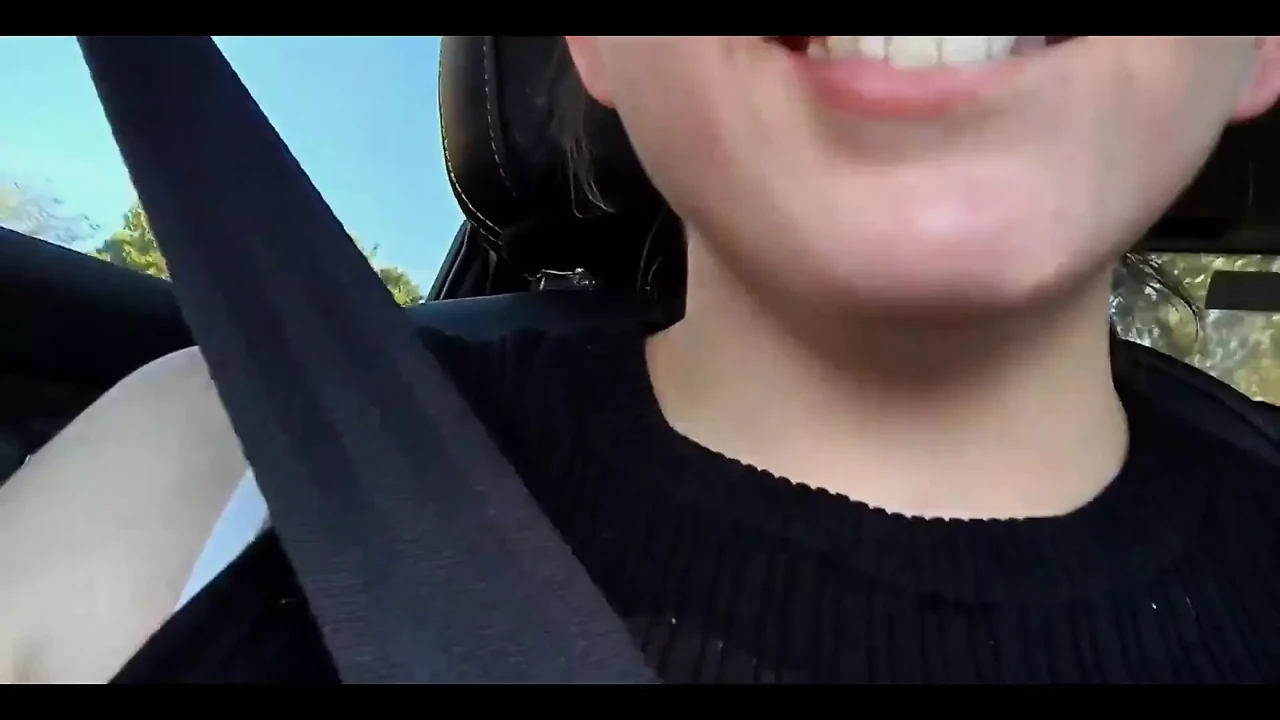 Dejé que el chofer de Uber me metiera los dedos en el conchito apretado