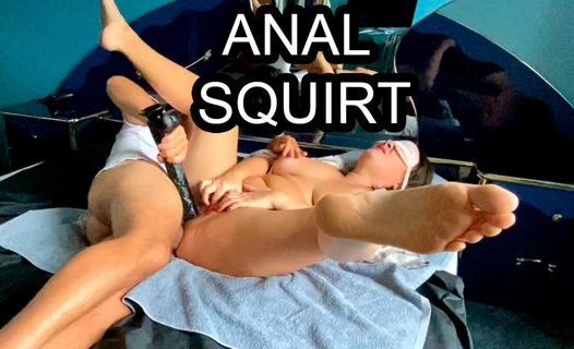 Güzel olgun kıçından çuvalladı ve kıllı vajinasına büyük siyah bir horoz soktu. oyuncak orgazm & ağrılı anal.