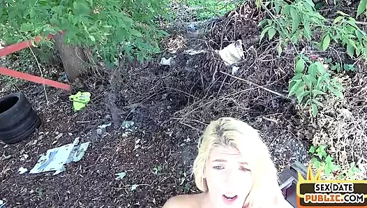 Gerçek tinder randevusu açık havada sikiliyor