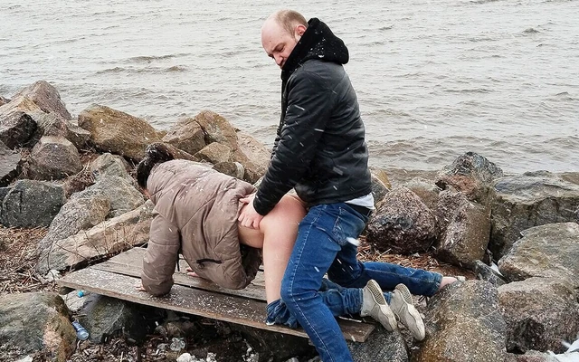 Kar fırtınasında açık havada göt sikişi