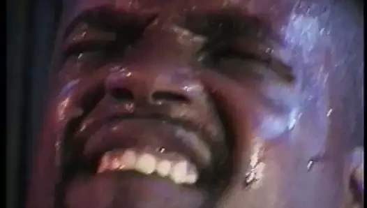 Busty abanoz fahişe bırakır üzerinde sahne alırken onu kedi dövülerek