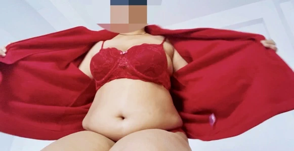 Ateşli kırmızı bikni içindeki orta yaşlı seksi kadın
