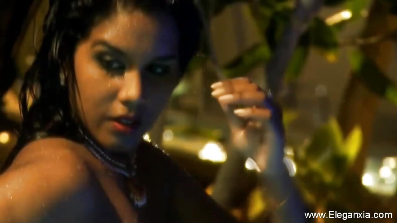 Bollywood honey soyunuyor ve dans ediyor
