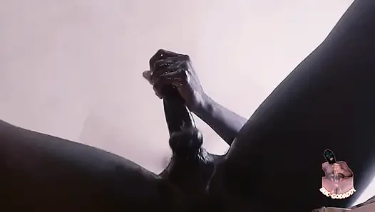 Aldatılan üvey baba mastürbasyon yapıyor ve üvey kızının arkadaşları tarafından sert sikilmesini izliyor