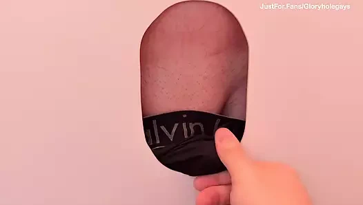 Büyük yaraklı heteroseksüel adam duvar deliğinde birden fazla dölü döl bardağına atıyor