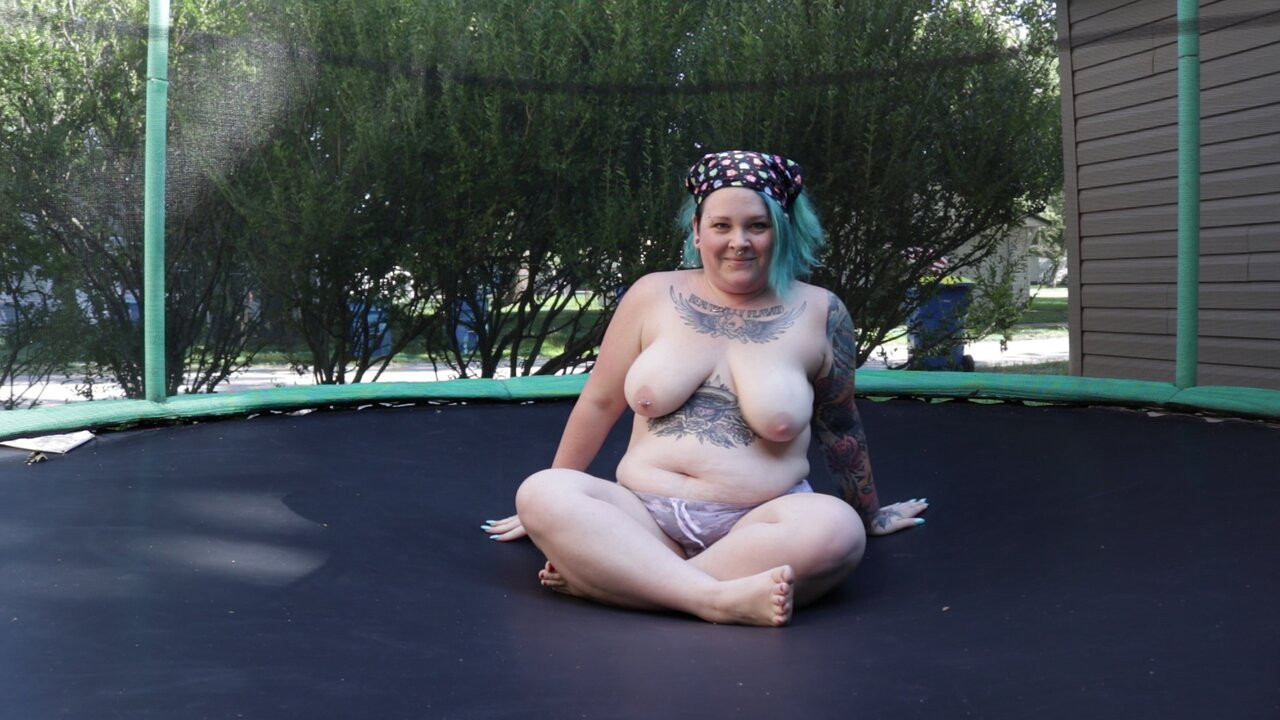 Şişman dövmeli milf atlama ve bir trambolin üzerinde soyunma