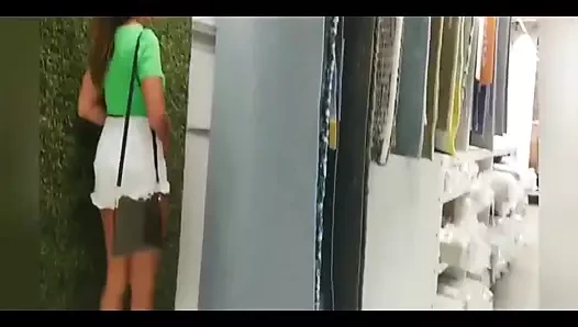 Pazar günü I.Kea'da, bir kişi bizimkinin yanında ahırdayken beni tuvalette sikiyor