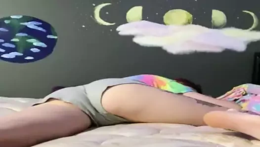 Gri şortlu yatak ıslatıcı