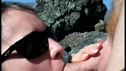 Kıvırcık saçlı genç sahilde yaşlı adamın sikini emiyor