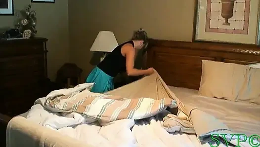 Ateşli sarışın büyük memeli üvey anne fanteziyi gerçekleştiriyor