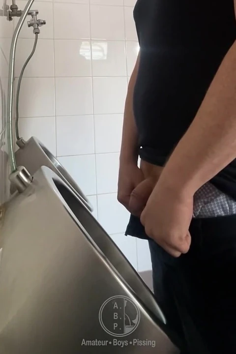 Tuvalette kızıl saçlı bir adamı izliyor