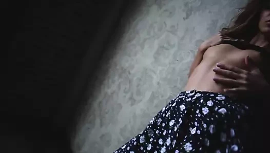 Şehvetli amatör model masha kalisy soyunma