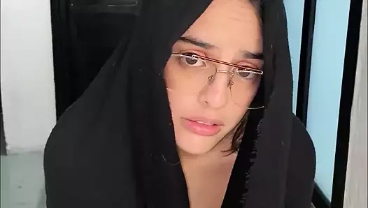 Arap, bir yarak için götünü açmak üzere olduğu için Tanrı'nın af dilemesi için dua ediyor.