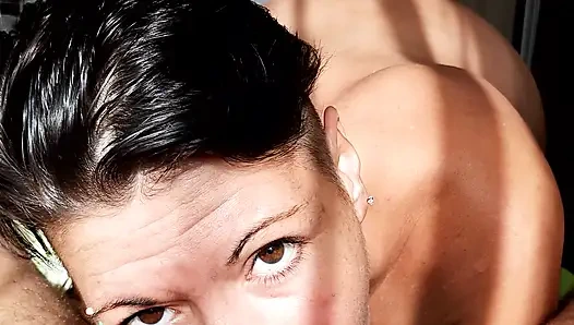 Sabah boşalmak için sakso çekiyor ve yutuyor