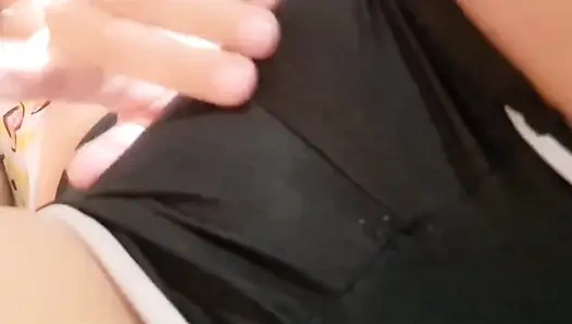 Influencer mastürbasyon yapıyor ve zengin amına dokunuyor ve büyük göğüslerini gösteriyor