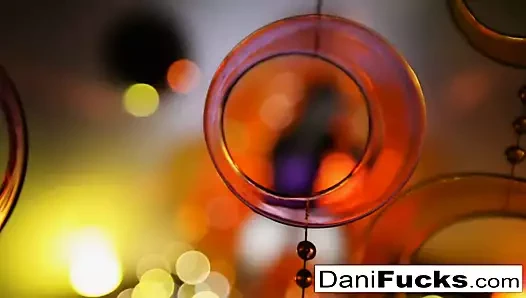 Dani sıkı ıslak kedi ile oynuyor