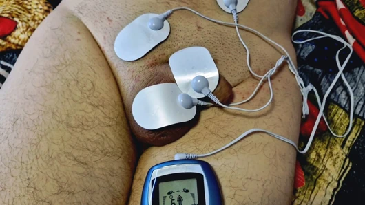 Dominatrix Nika kölenin cinsel organlarında elektrik boşalmasıyla oynuyor. Elektrostimülasyon bdsm