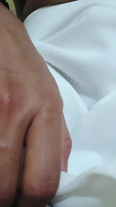 Sevimli porno videosu Hintçe ses seks odada susyy beyaz etek giyiyor ve amını açıyor | Klip 2