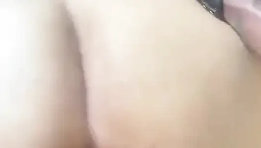 Büyük götlü iri güzel kadın yanaklarına boşalana kadar büyük zenci yarağını alıyor