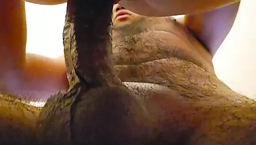 Güzel kız içine bir yarak alıyor ve her derine inlese yüksek sesle inliyor