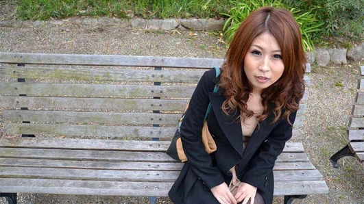 Mastürbasyon yapan çok sevimli bir asyalı bebekle solo hareket