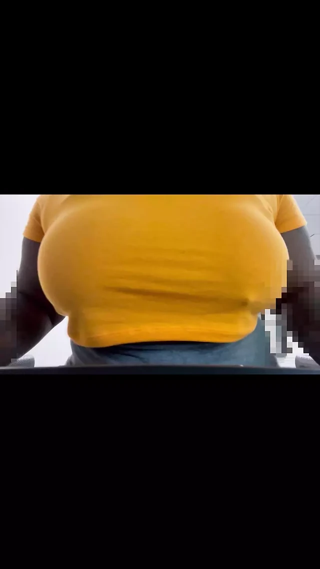 Annenin koşu bandı zıplayan göğüslerle koşuyor