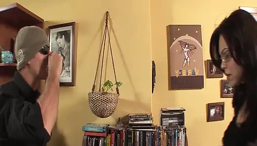 Heteroseksüel adamın sıkı götü üçlü seks çılgınlığında iki büyük memeli travesti tarafından sikiliyor