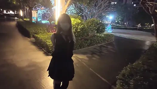 Okul üniformalı Hs19-a kız sokaklarda dolaştı