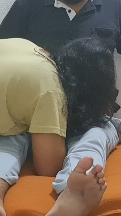 Genç üvey anne tatlı üvey oğlu tarafından sikişiyor