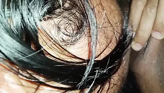 Fışkırtana kadar amcığını yalıyor